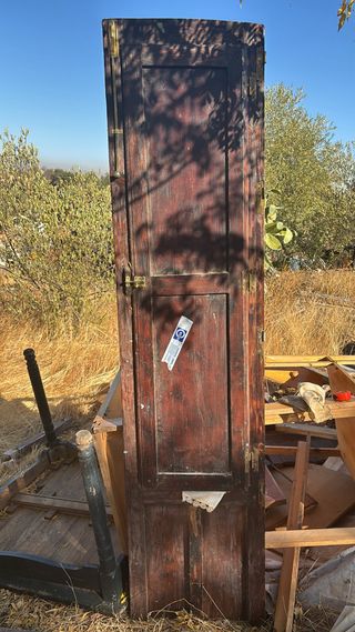 Puerta antigua con postigo