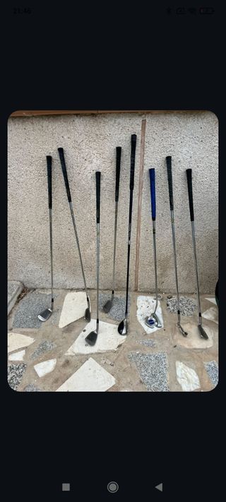 Bolsa de golf verde con palos