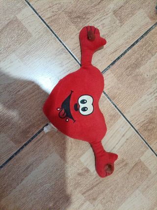 Peluche rojo con cara sonriente