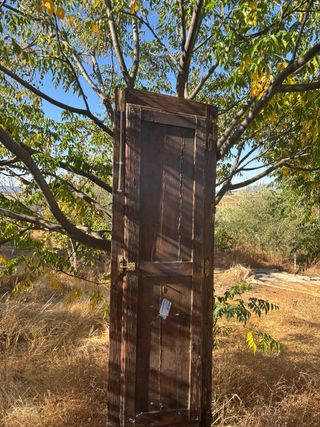 Puerta de madera con postigo
