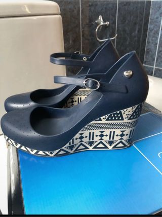 Sandalias Me&i Azul con Cuña Estampado