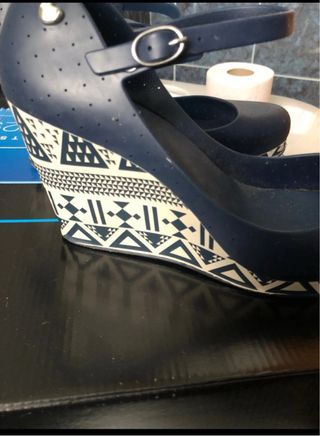 Sandalias Me&i Azul con Cuña Estampado