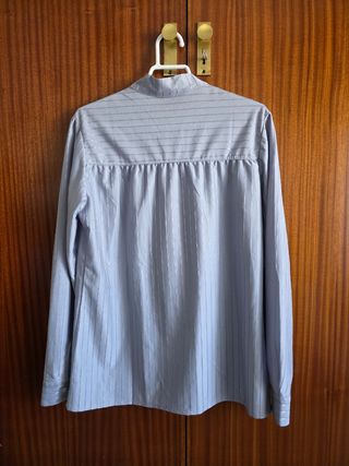 Blusa azul manga larga detalle corbata
