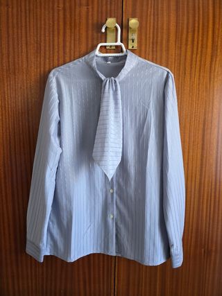 Blusa azul manga larga detalle corbata