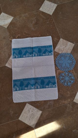 Telo decorativo con case e alberi e centrini 