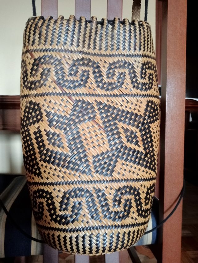 Mochila de paja tejida con cenefa.