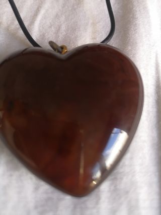 Collar corazón marrón con cordón negro