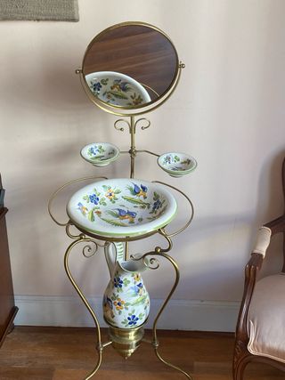 Tocador de latón con espejo y cuencos