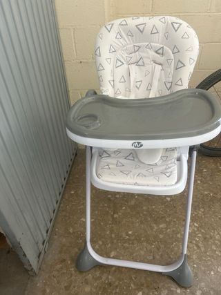 Trona de bebé con cojín está como nuevo.