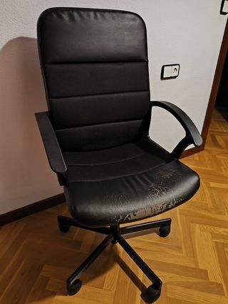 Silla de escritorio negra. Está algo desgastada.