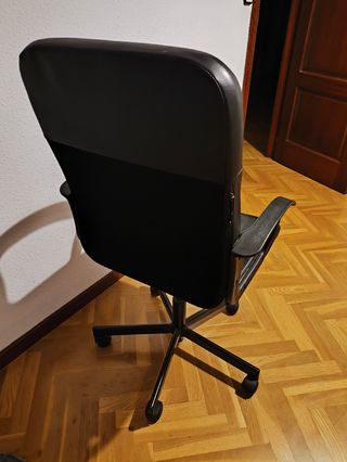 Silla de escritorio negra. Está algo desgastada.