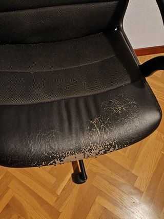 Silla de escritorio negra. Está algo desgastada.
