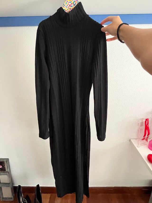 Vestido negro largo de cuello alto