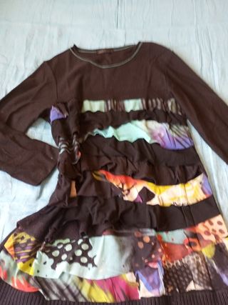 Vestido de punto marrón con volantes