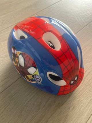 Casco Spidey para niño con coderas y rodilleras