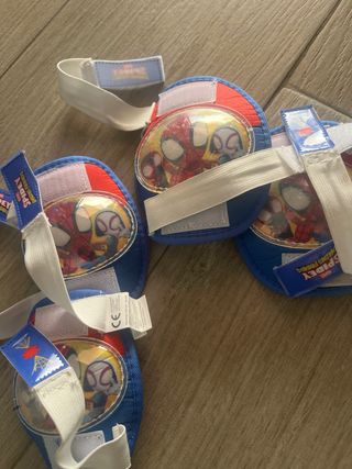 Casco Spidey para niño con coderas y rodilleras
