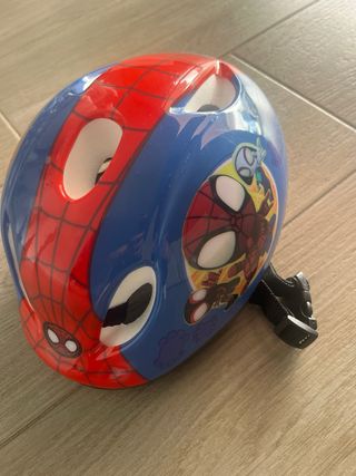 Casco Spidey para niño con coderas y rodilleras
