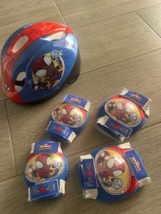Casco Spidey para niño con coderas y rodilleras