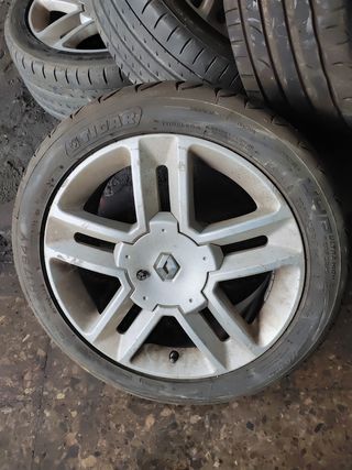 Llantas Renault 17 con neumáticos 225/45ZR17
