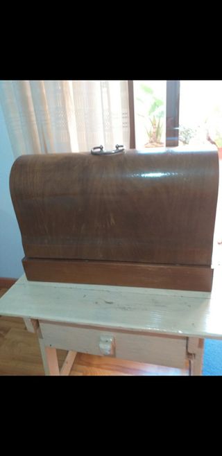 Máquina de coser antigua de madera y metal