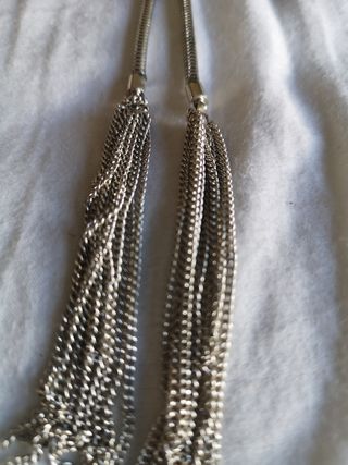 Collar largo metálico con nudo