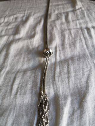 Collar largo metálico con nudo