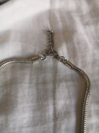 Collar largo metálico con nudo