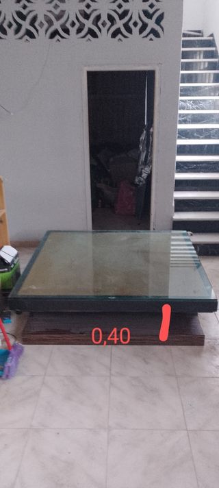 Mesa de madera maciza con tapa de cristal
