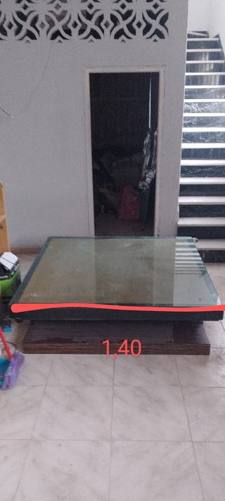 Mesa de madera maciza con tapa de cristal