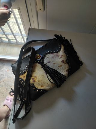 Bolso de piel con flecos y tachuelas
