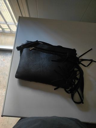 Bolso de piel con flecos y tachuelas