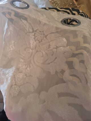 Cortinas blancas rotas con ojales