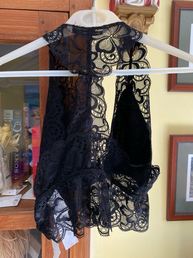 Top encaje negro halter Stradivarius