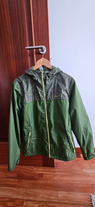 Chubasquero Quechua verde con estampado