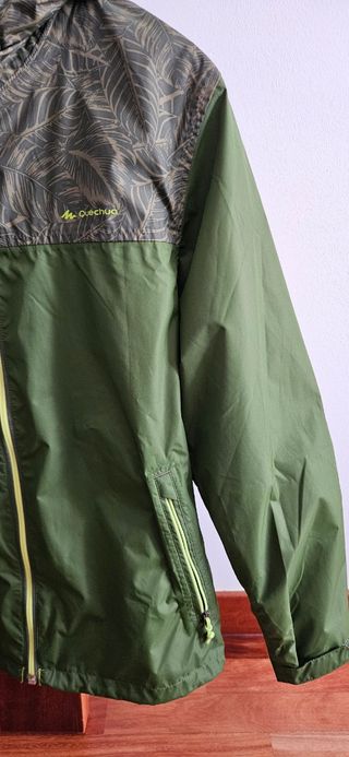 Chubasquero Quechua verde con estampado