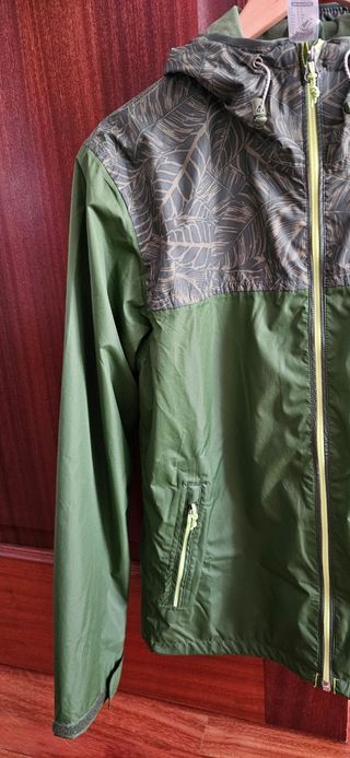 Chubasquero Quechua verde con estampado