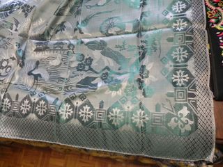 Antigua colcha de seda verde y plateada