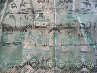 Antigua colcha de seda verde y plateada