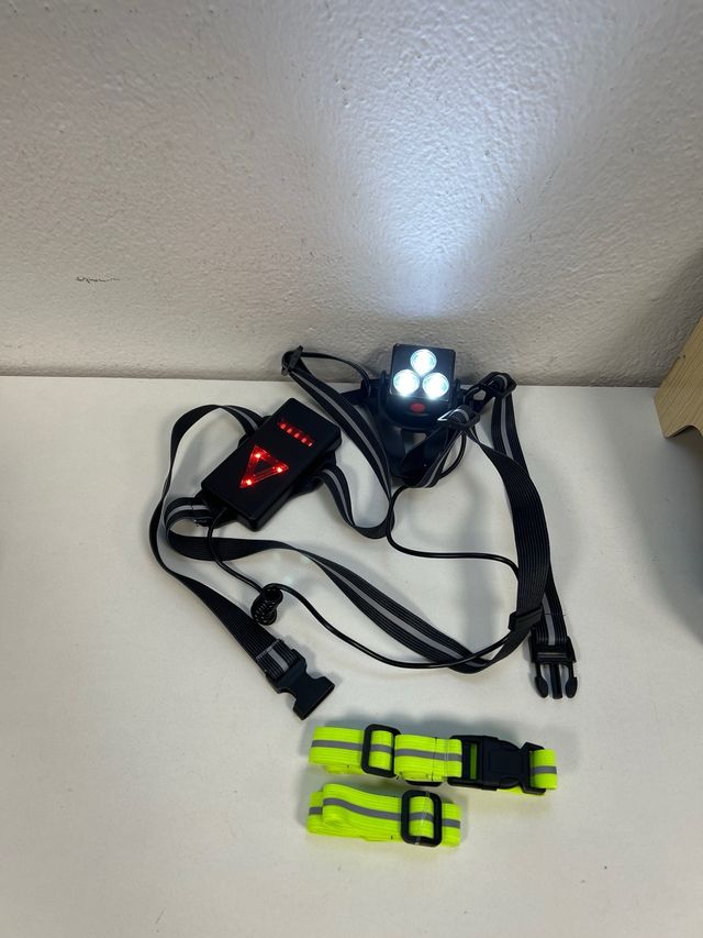 LED per correre con bretelle e strisce riflettenti