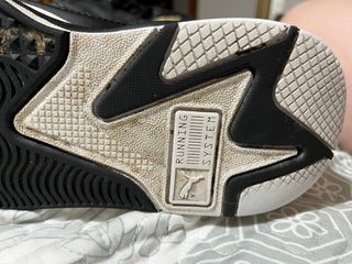 Zapatillas Puma Negras y Doradas