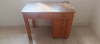 Escritorio de madera marrón