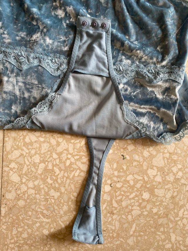 Body de terciopelo y encaje celeste Énfasis