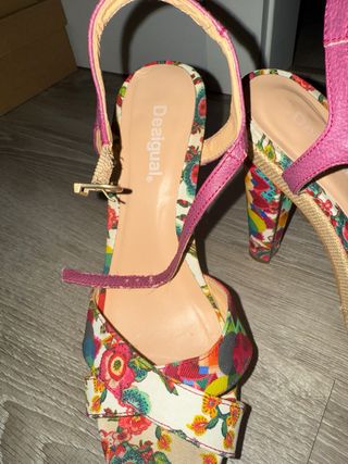 Zapatos tacón Desigual multicolor