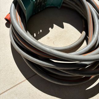 Manguera de riego con soporte y boquilla