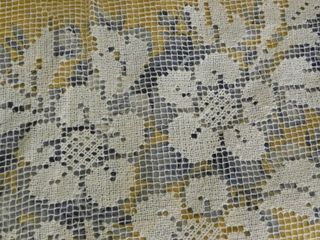 Antigua colcha a punto de red beige