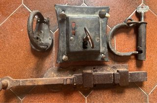 Antiguas cerraduras y cerrojo forjadas.