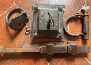 Antiguas cerraduras y cerrojo forjadas.