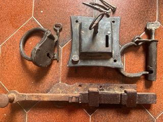 Antiguas cerraduras y cerrojo forjadas.