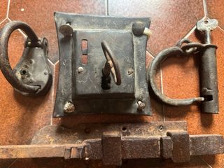 Antiguas cerraduras y cerrojo forjadas.