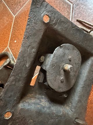 Antiguas cerraduras y cerrojo forjadas.